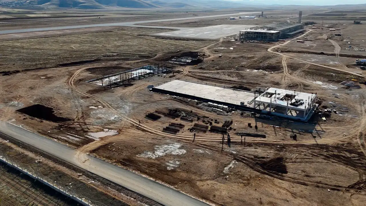 Gümüşhane'de Vali Baruş yapılan havalimanında incelemelerde bulundu