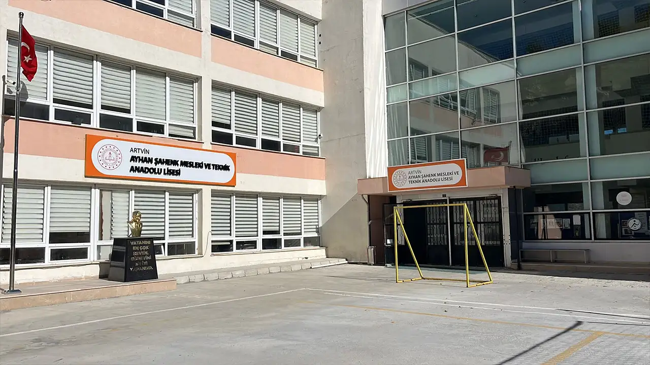 Artvin'de okulun altından kaya kopmuştu: Öğrenciler yeniden ders başı yaptı