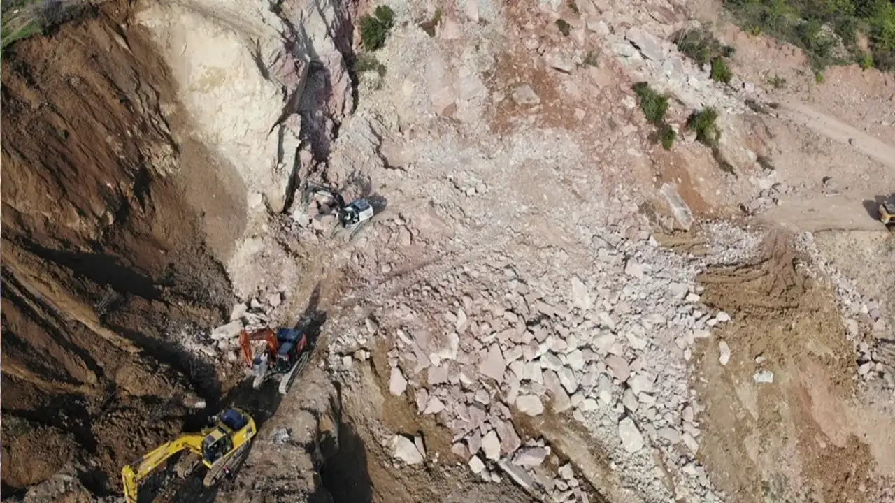 Ordu'da göçük altında kalan kamyon işçisini arama çalışmaları durduruldu