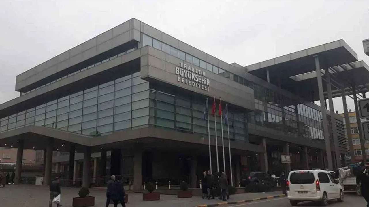 Trabzon Büyükşehir Belediyesi’nde iki daire başkanı görevden alındı