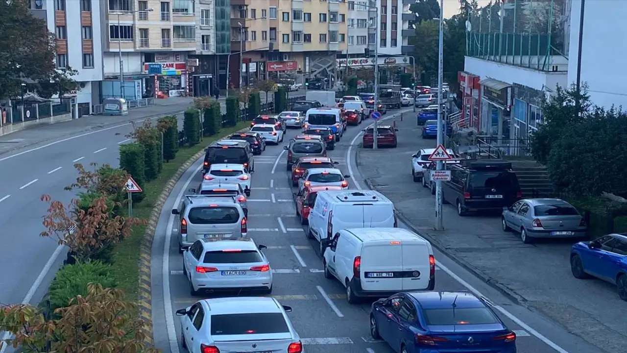 Trabzon'da trafiği felç eden kavşak çalışması ile alakalı yeni gelişme: valilik biteceği tarihi açıkladı