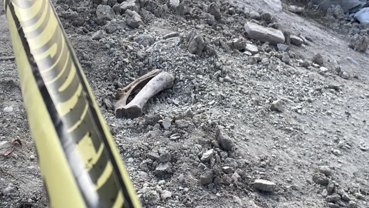 Kazıda insan kemikleri çıktı: İş makinesi insan kemiğine denk geldi