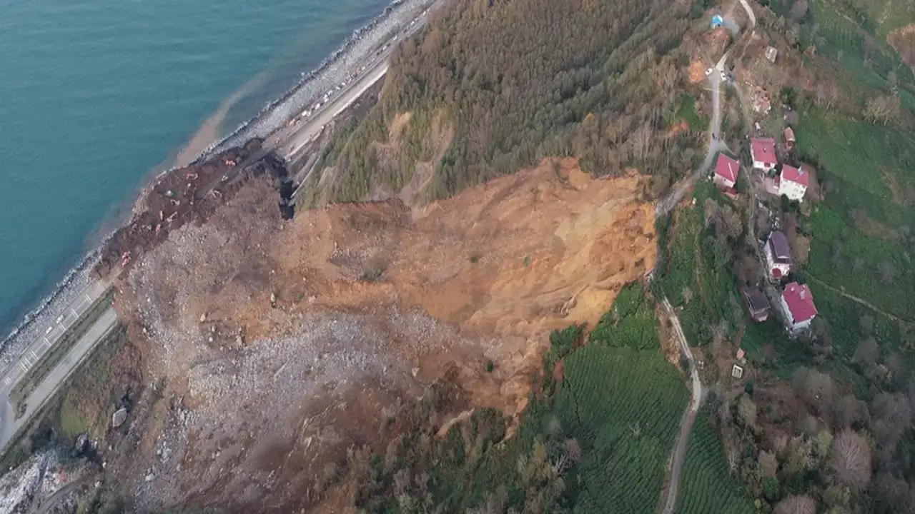 Prof. Bektaş: "Mikro depremler sahil şeridi için ciddi risk"