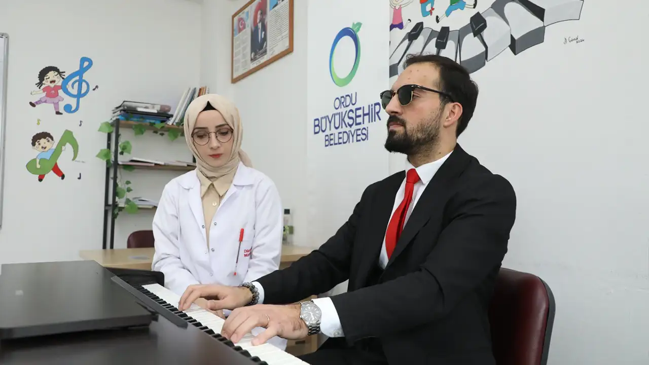 Ordu'da görme engelli memur, piyano tutkusu ile ilham kaynağı oldu