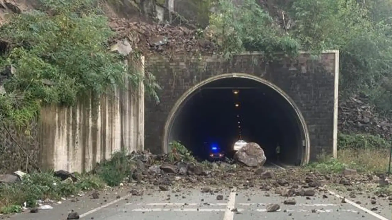 Karadeniz Sahil Yolu'nda heyelan: Araçlar saniyelerle kurtuldu
