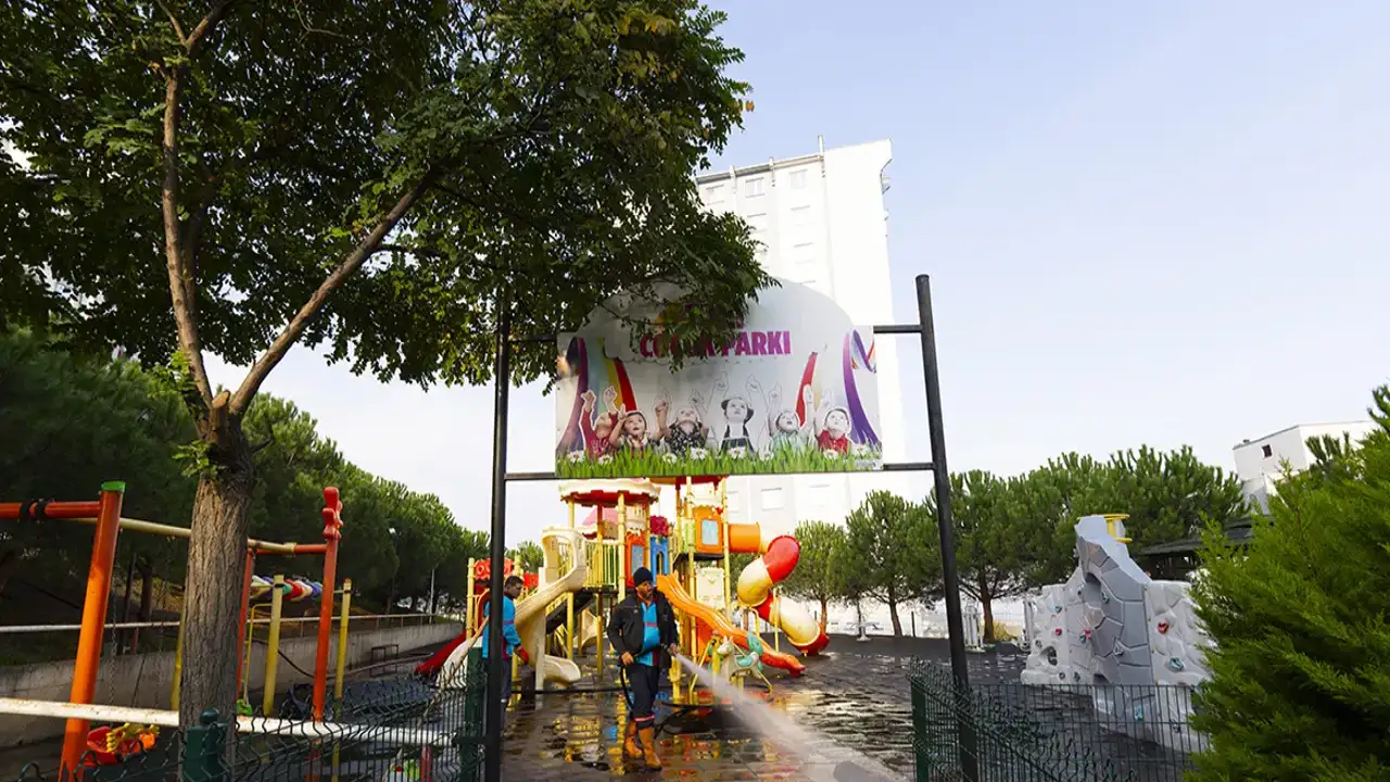 Akçaabat'ta parklar temizlendi, çocuklar için güvenli oyun alanları hazırlandı