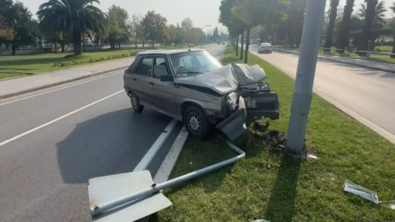 Trabzon plakalı araç yayadan kaçtı direğe çarptı: 1 yaralı