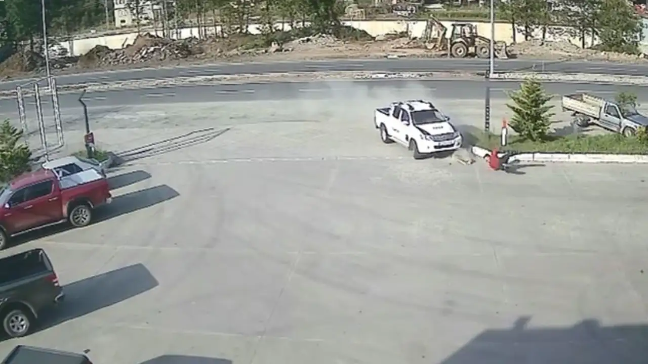 Artvin'de kaza anı kamerada: Çarpma sonucu yere savruldu