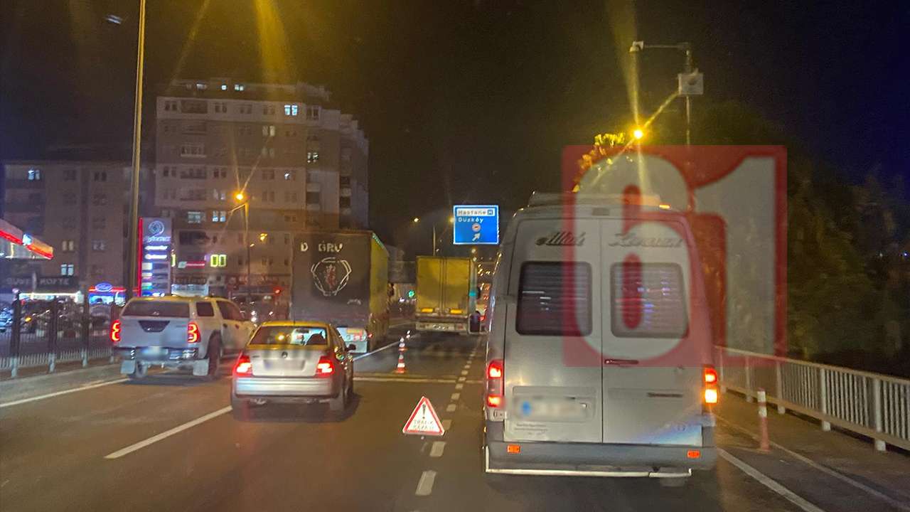 Trabzon’da yol ortasında kalan tır trafiği felç etti