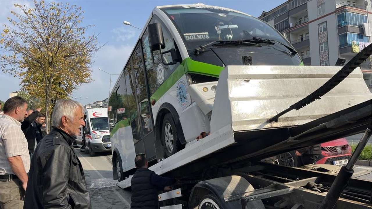 Öğrenci taşıyan dolmuş kaza yaptı: 13 kişi yaralandı
