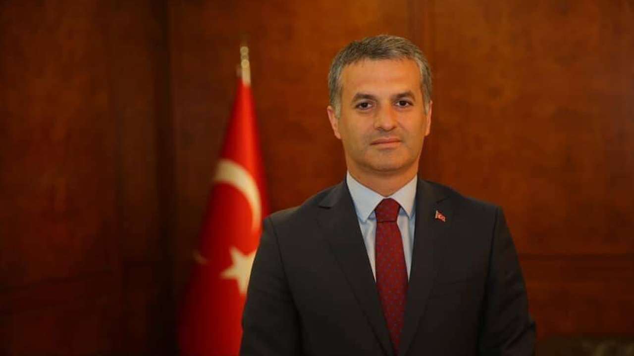 Başkan Bıyık’tan eski muhalifine sürpriz şaka: ‘Kaşını da kirpiğini de alırım”