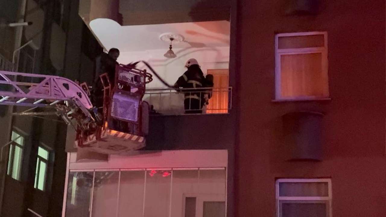 Ünye'de yangında mahsur kalan kız itfaiye tarafından kurtarıldı