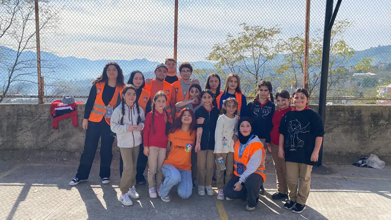 KTÜ öğrencilerinden lösemili çocukları sevindirdi