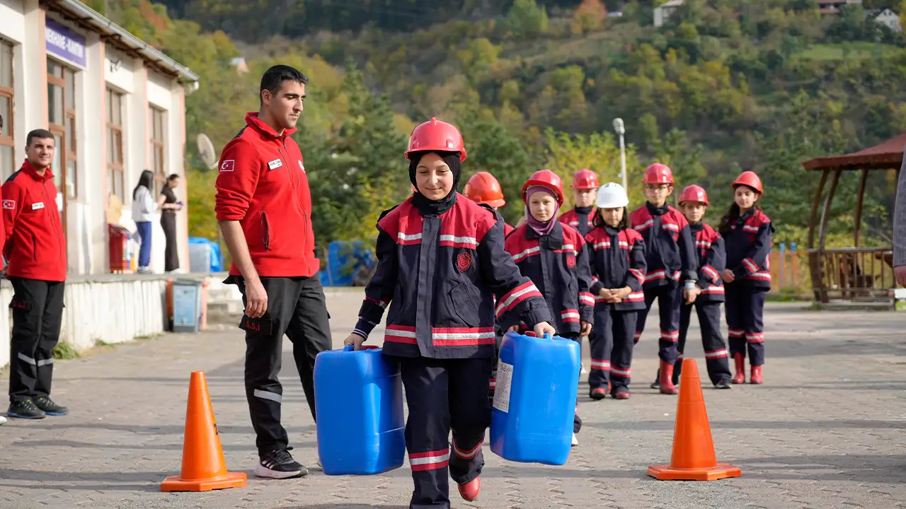 Gümüşhane Üniversitesi’nden “Gençlik İtfaiyesi” eğitimi: Minik itfaiyeciler yetişiyor