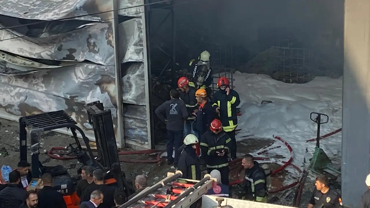 Son Dakika... Kocaeli'nde kozmetik fabrikasında yangın: 6 ölü, 1 yaralı
