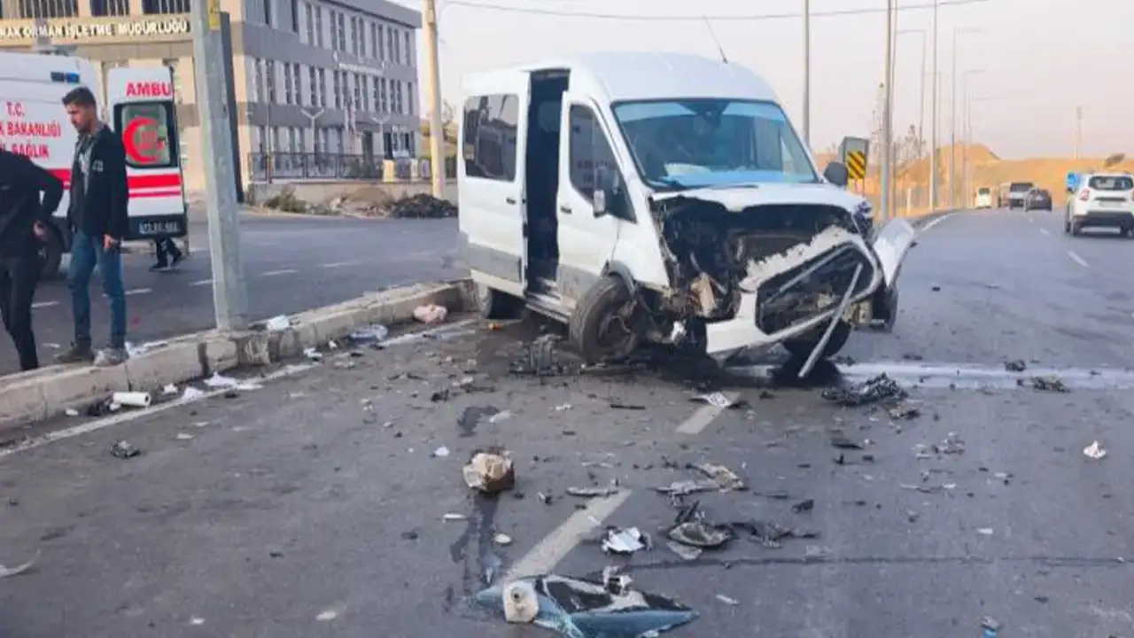 Şırnak’ta servis minibüsü ile hafif ticari araç çarpıştı: 13’ü çocuk 19 yaralı