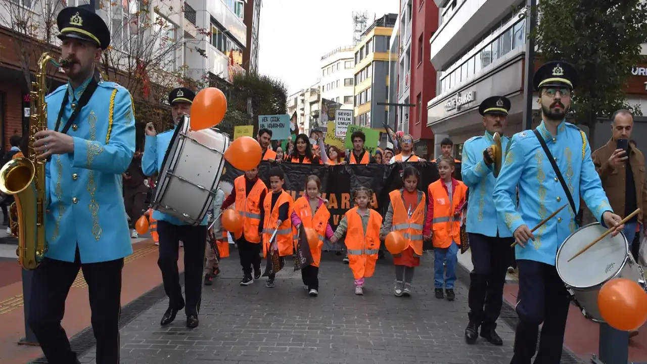 Trabzon'da LÖSEV’den Lösemiye dikkat çeken kortej yürüyüşü: “Umut Varsa İyileşme de Var”