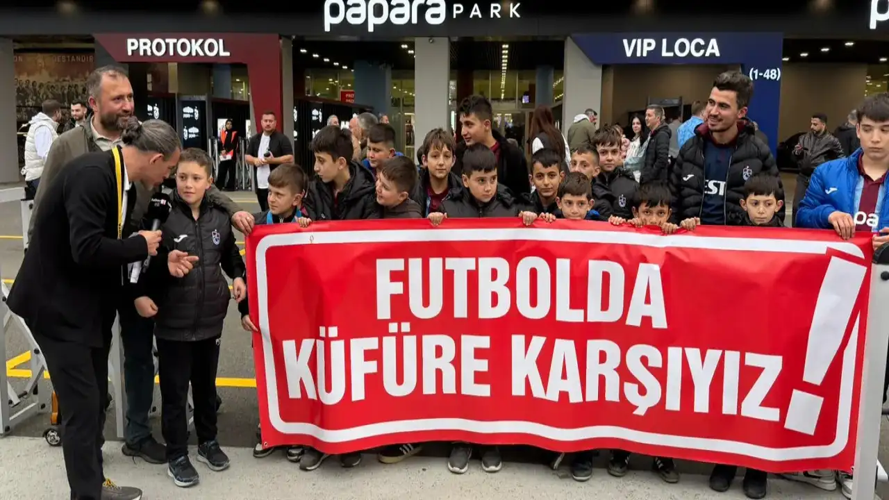 Trabzonspor maçı öncesi miniklerden anlamlı pankart