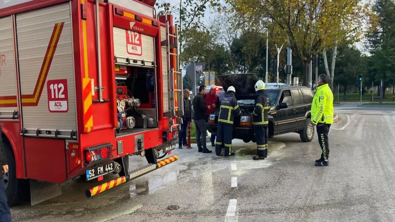 Ordu'da seyir halindeki otomobilde motor yangını paniğe neden oldu