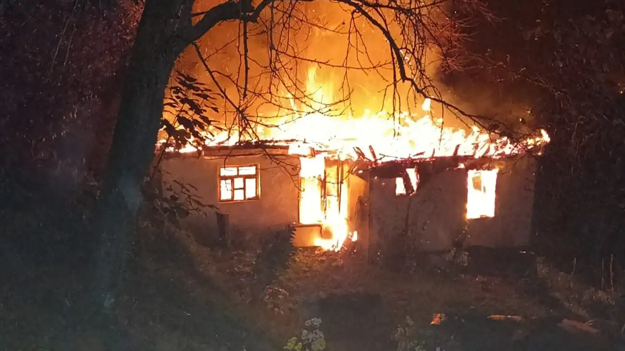 Akçaabat'ta tek katlı evde çıkan yangın söndürüldü