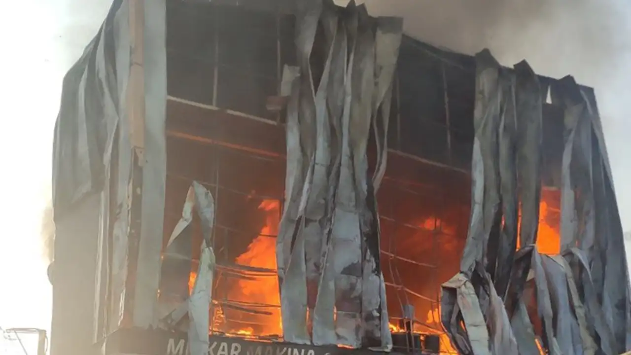 Kocaeli'de 6 kişinin can verdiği parfüm deposu yangında 7 kişi görevinden uzaklaştırıldı