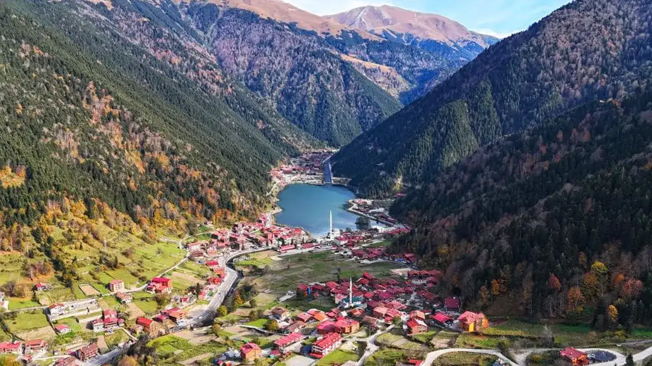 Trabzon’un incisi Uzungöl’de sonbahar renkleri görenleri hayran bırakıyor