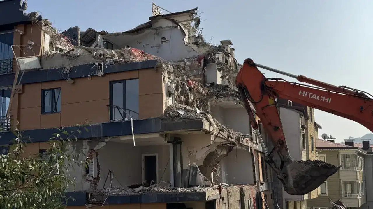 Ordu’da tehlike saçan bina yıkılıyor