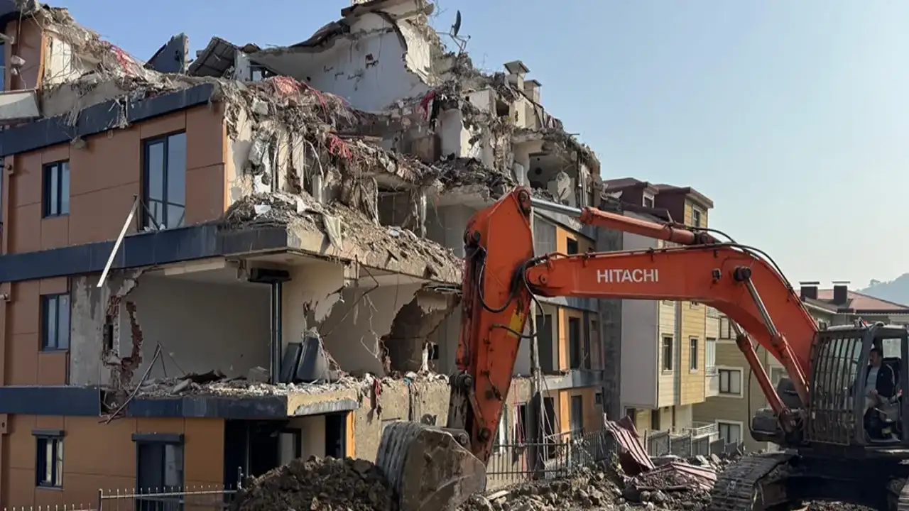 Ordu'da korkutan tehlike: Çatlaklar oluşunca yıkım işlemi başlatıldı