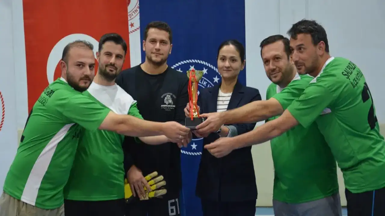 Trabzon Şalpazarı’nda Futsal Turnuvasının şampiyonu kaymakamlık takımı oldu