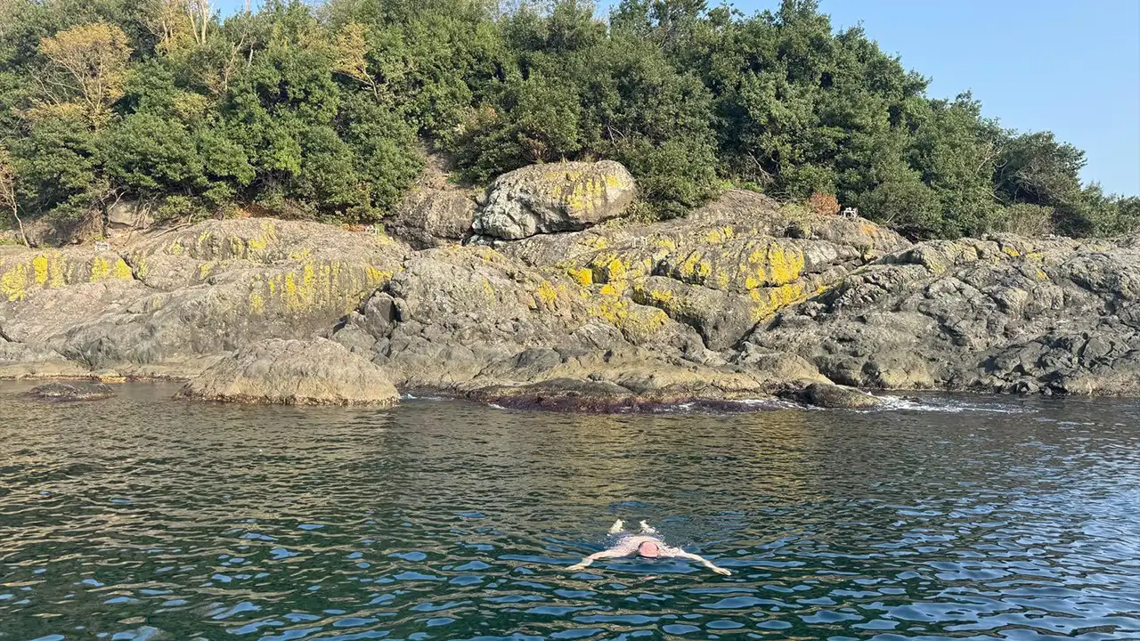 Giresun Valisi Serdengeçti’den kasım sürprizi: Giresun Adası’nda denize girdi
