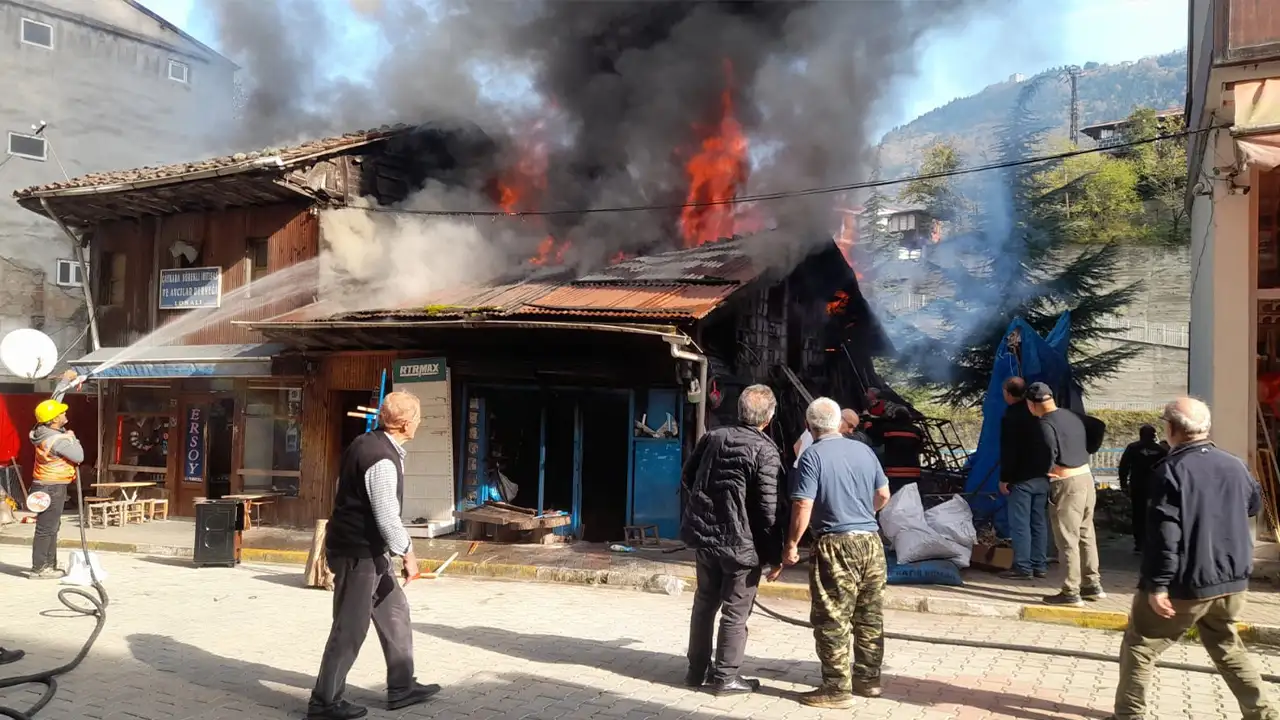 Trabzon Çaykara’da kalaycı dükkanında yangın paniği: Mahalle halkı seferber oldu