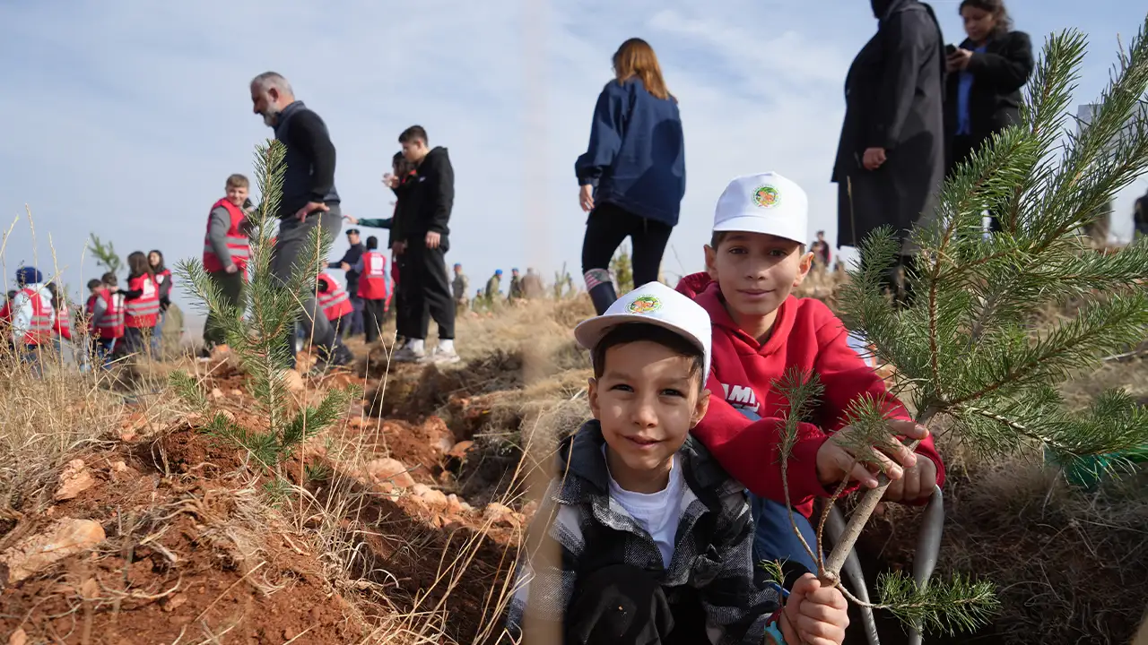 Bayburt'ta 97 bin fidan toprakla buluştu
