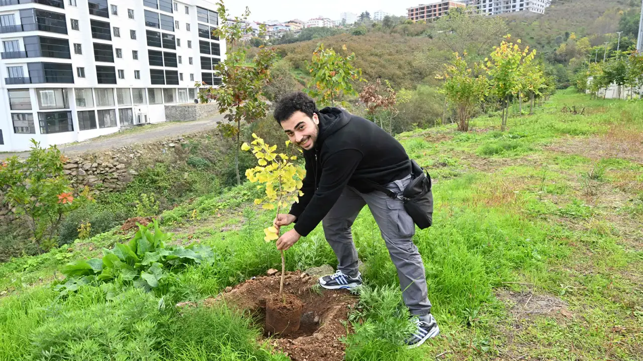 KTÜ'de yeşil kampüs için fidanlar toprakla buluştu