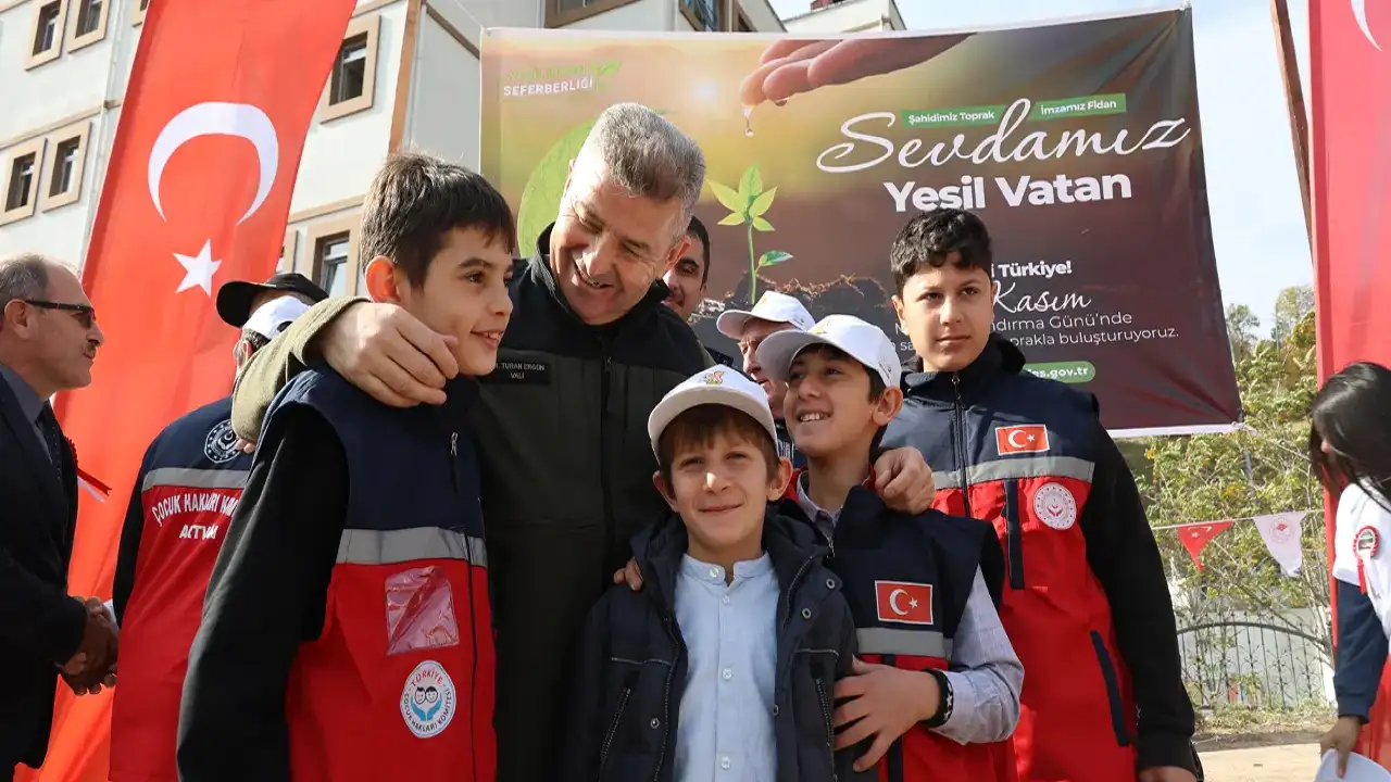 Artvin Valisi Turan Ergün’den öğrencilere TOGG sürprizi