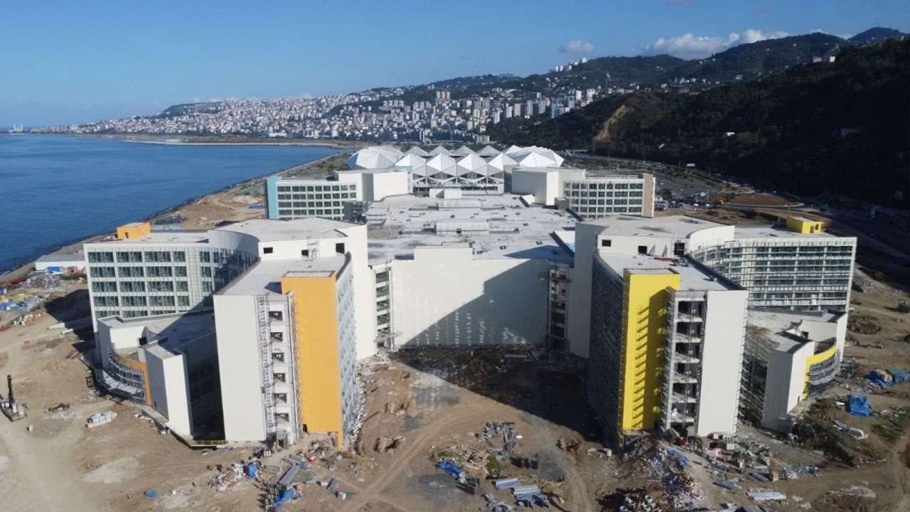 Trabzon Şehir Hastanesinin renkleri sarı lacivert mi?