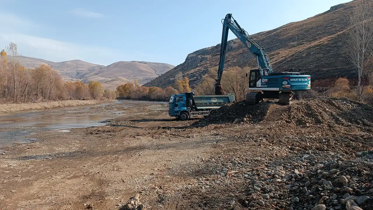 Bayburt’ta dere yatakları taşkına karşı temizleniyor