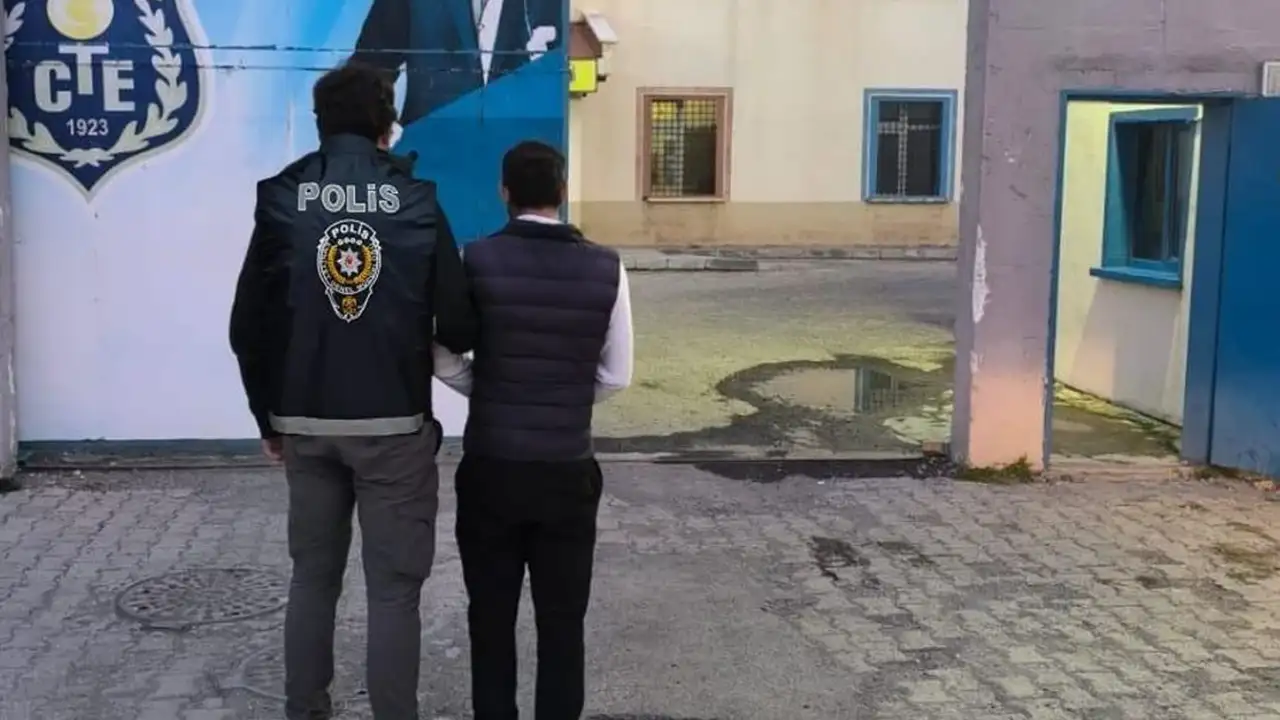 Kamu görevlisi gibi davranıp 14 kişiyi dolandırdılar: 64 şüpheli yakalandı