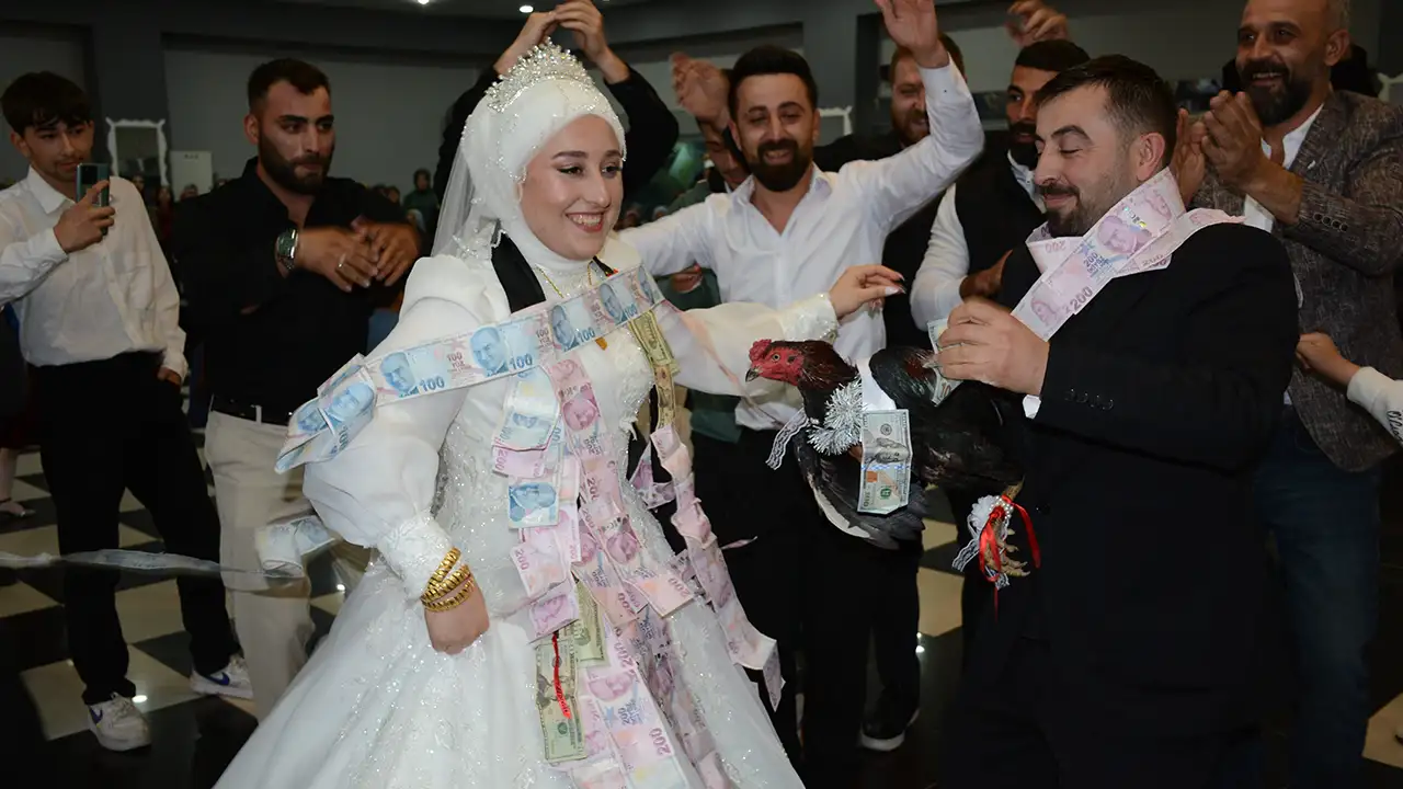 Artvin'de altın yerine bakın ne taktılar: İlginç düğün hediyesi sosyal medyayı salladı