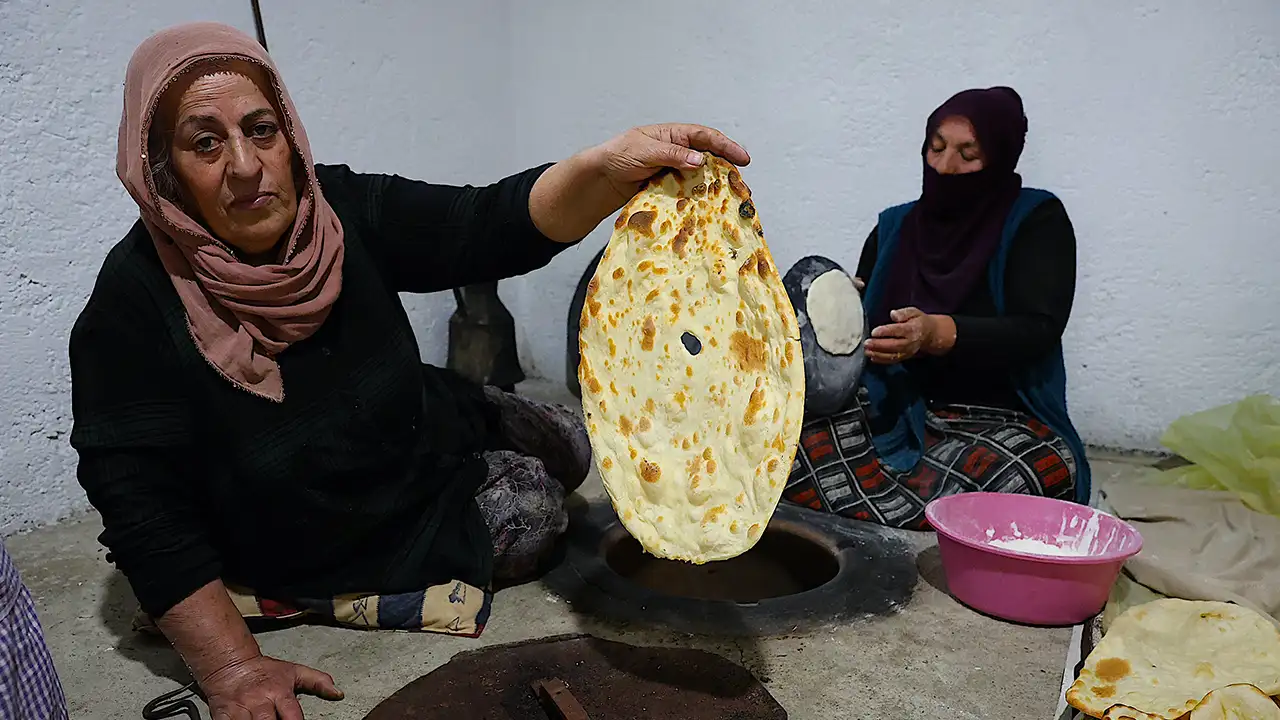 Bayburt’ta kadınlar imece usulü ekmek yapıyor