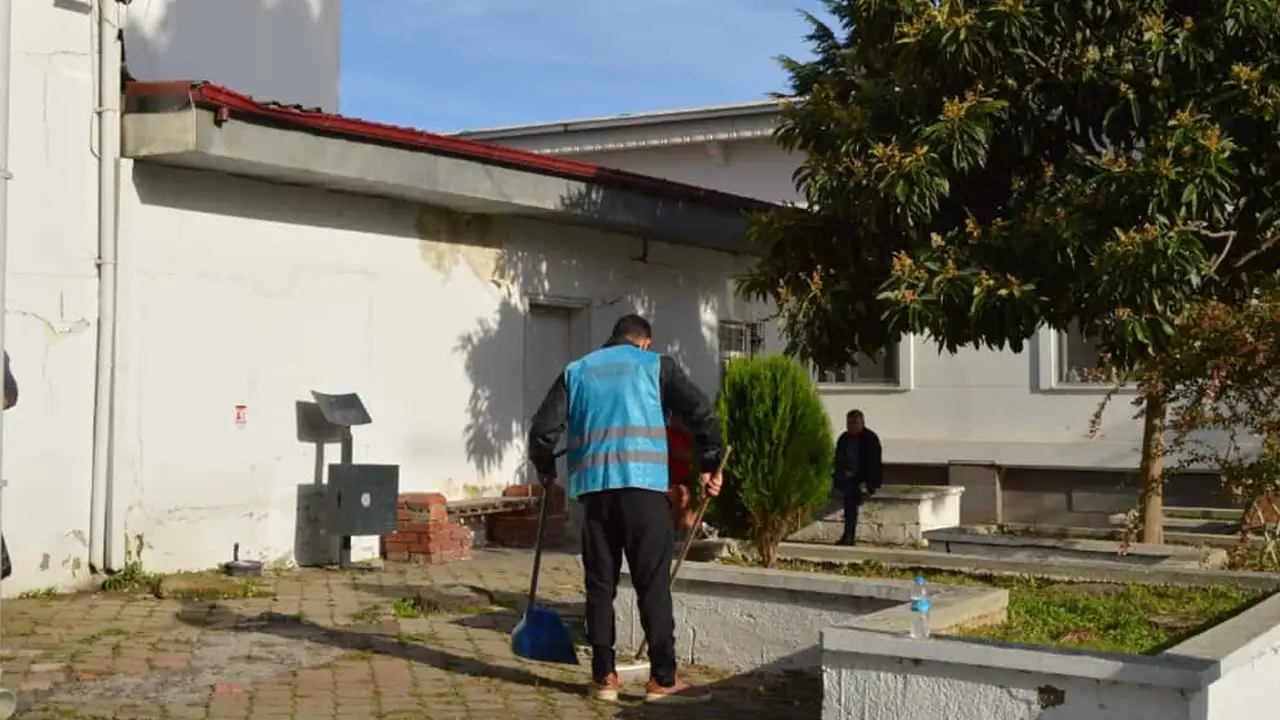 Ordu'da yükümlülerden anlamlı hizmet: Hastane bahçesini temizlediler