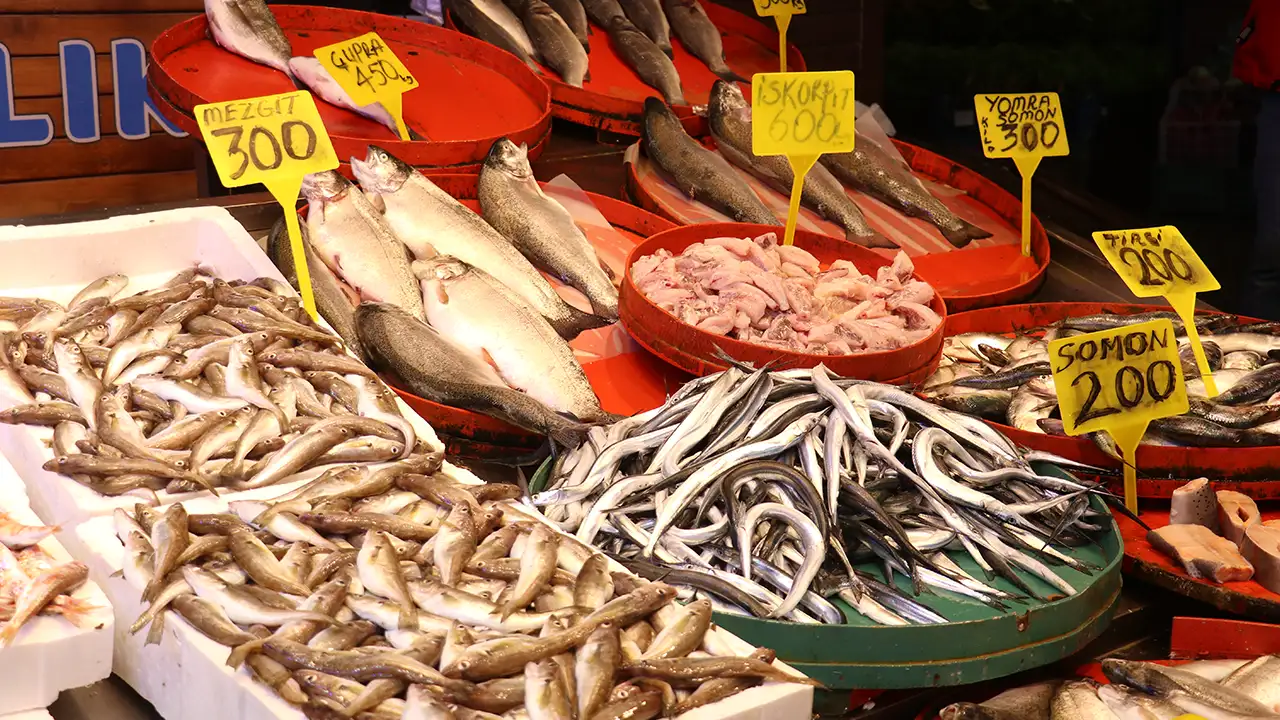 Trabzon’da hamsi bereketi: Tezgahlar dolup taştı