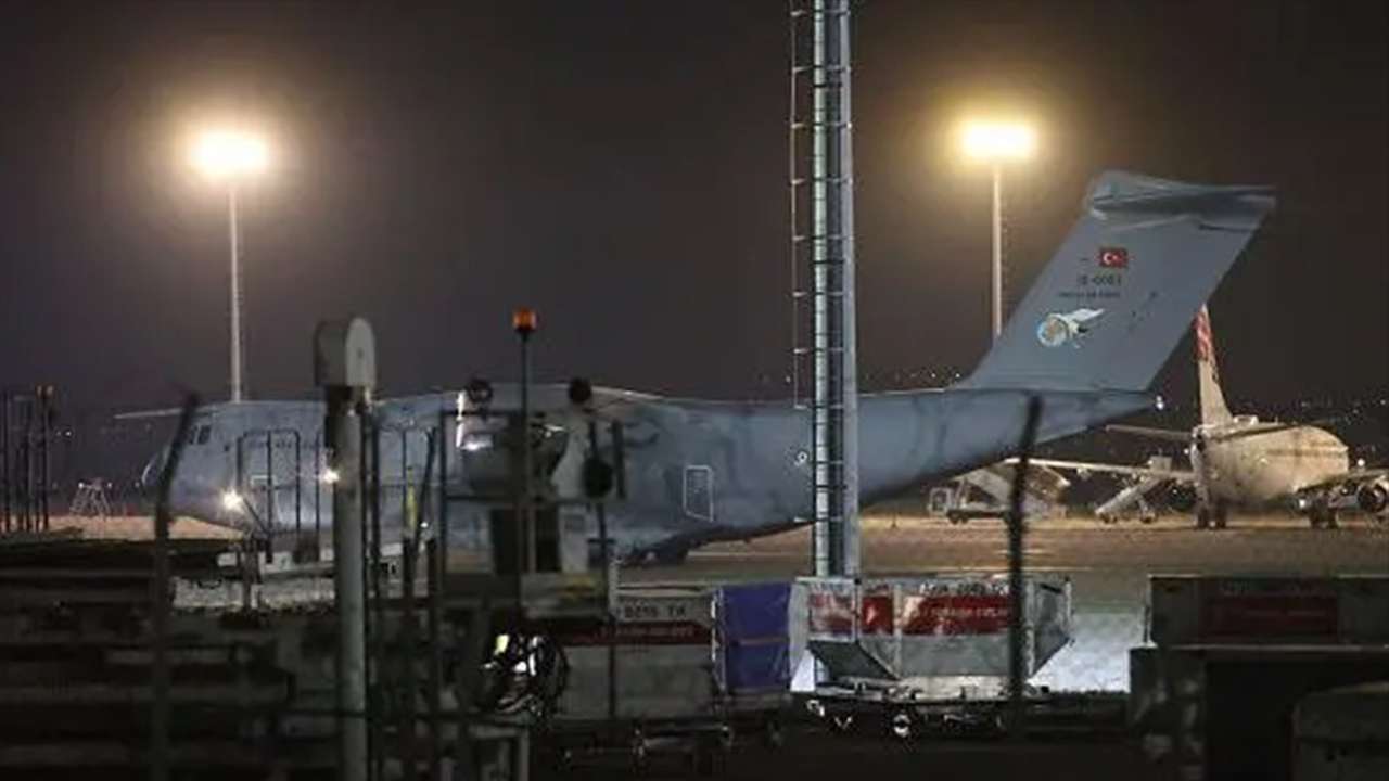 20 şehidin naaşlarını taşıyan askeri uçak Ankara’ya indi