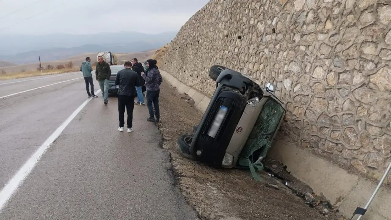 Bayburt-Erzurum yolunda kaza: Araç yan devrildi, 3 yaralı