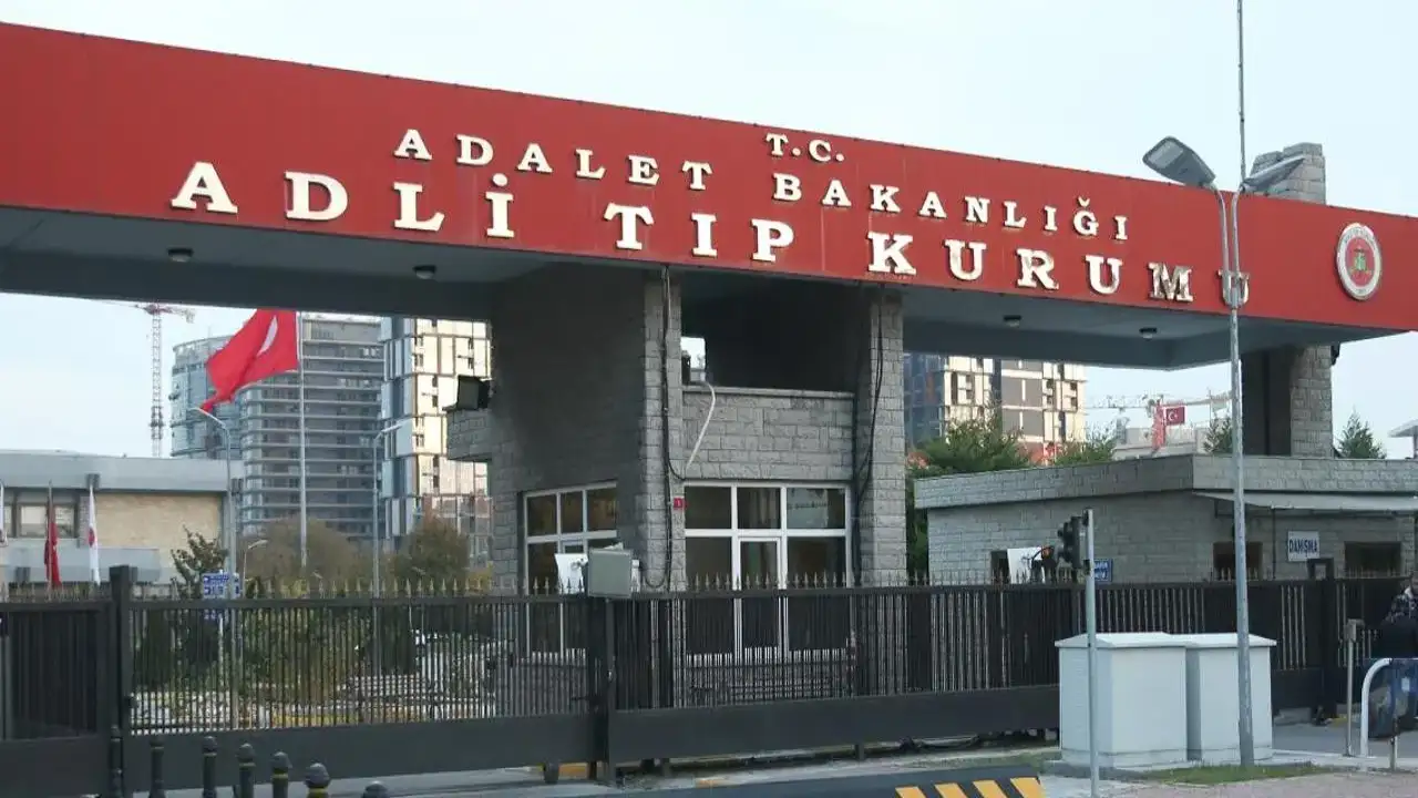 İstanbul’da gıda zehirlenmesi şüphesi: İki çocuğun ardından anne de yaşamını yitirdi, baba entübe edildi