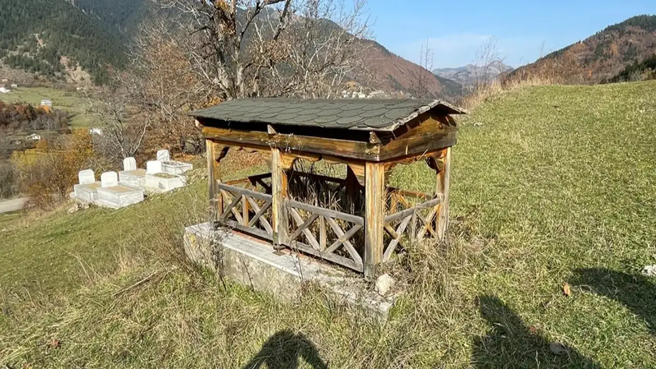 Artvin’de marangoz ustası babasına ahşap çatılı mezar yaptı