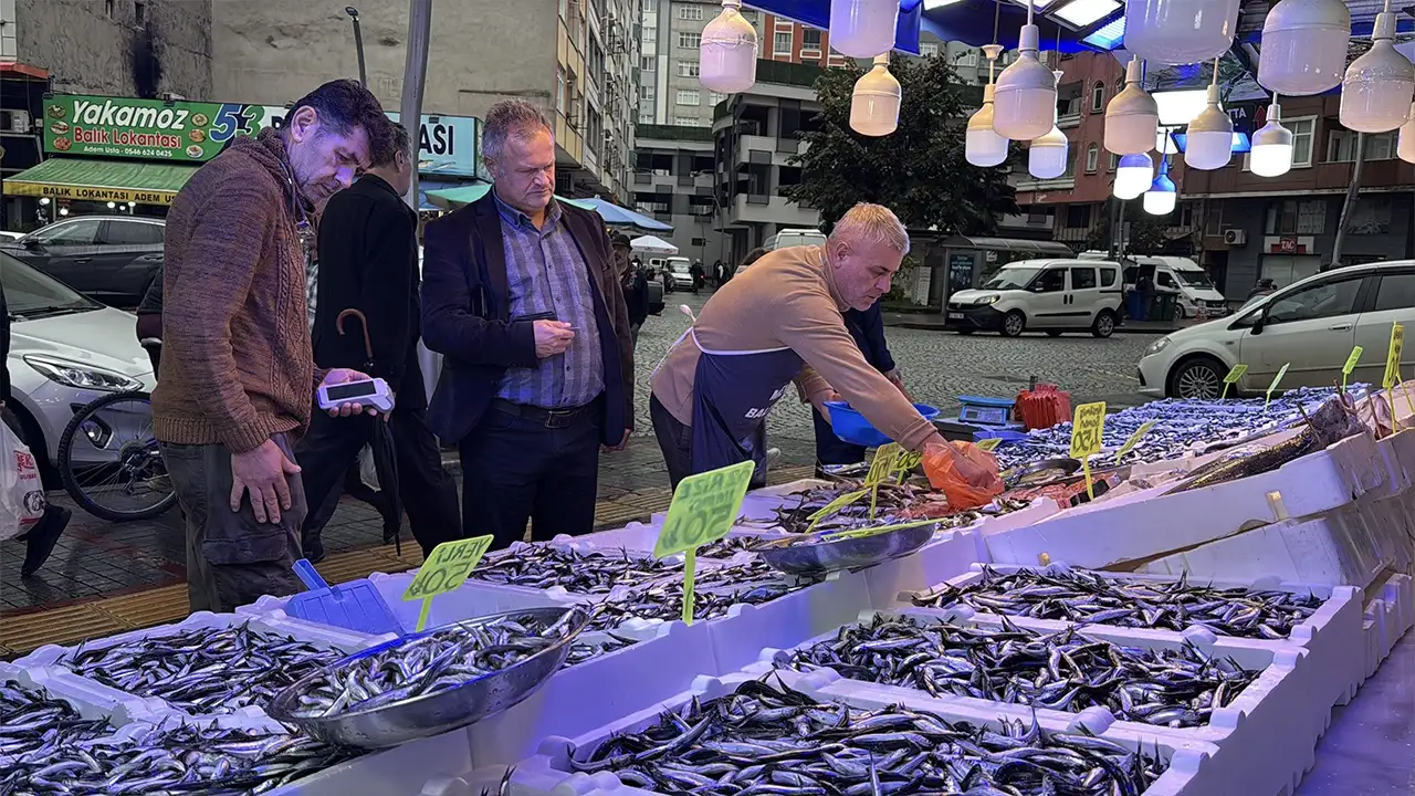 Rize’de hamsi bereketi: Tezgahta kilo 50 lira