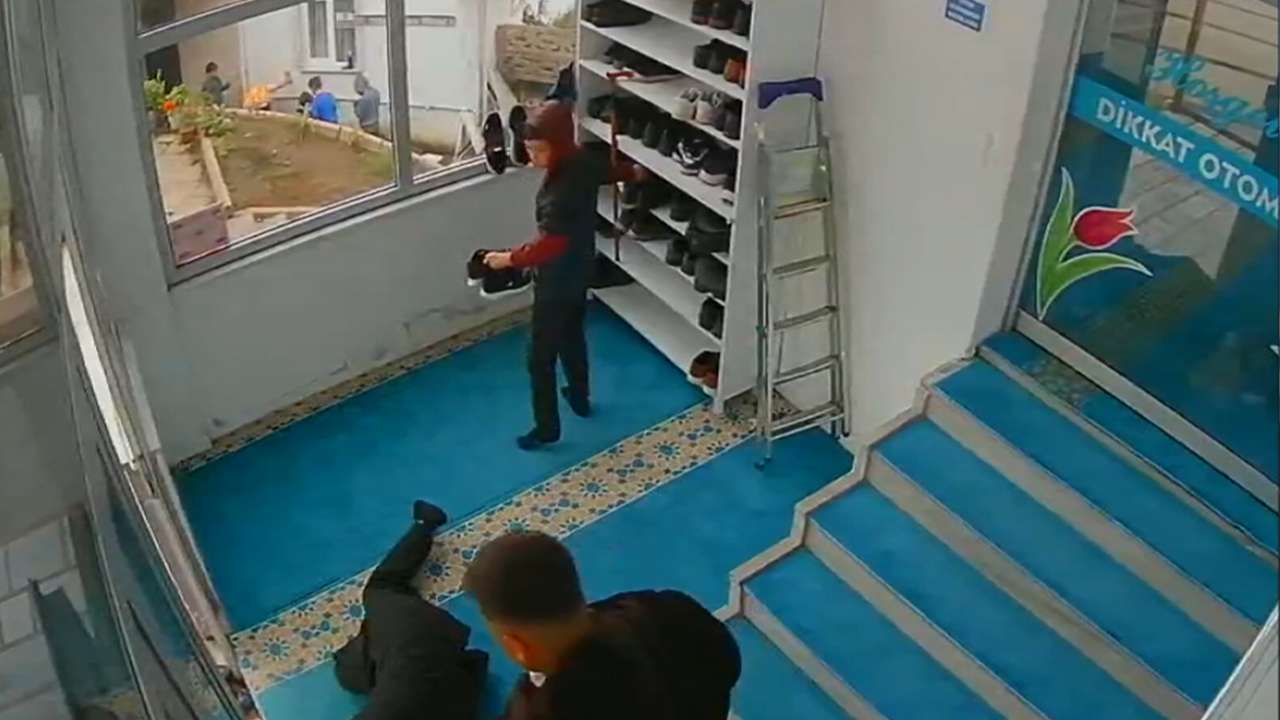 Camide korku dolu anlar: Cemaatin refleksi hayat kurtardı