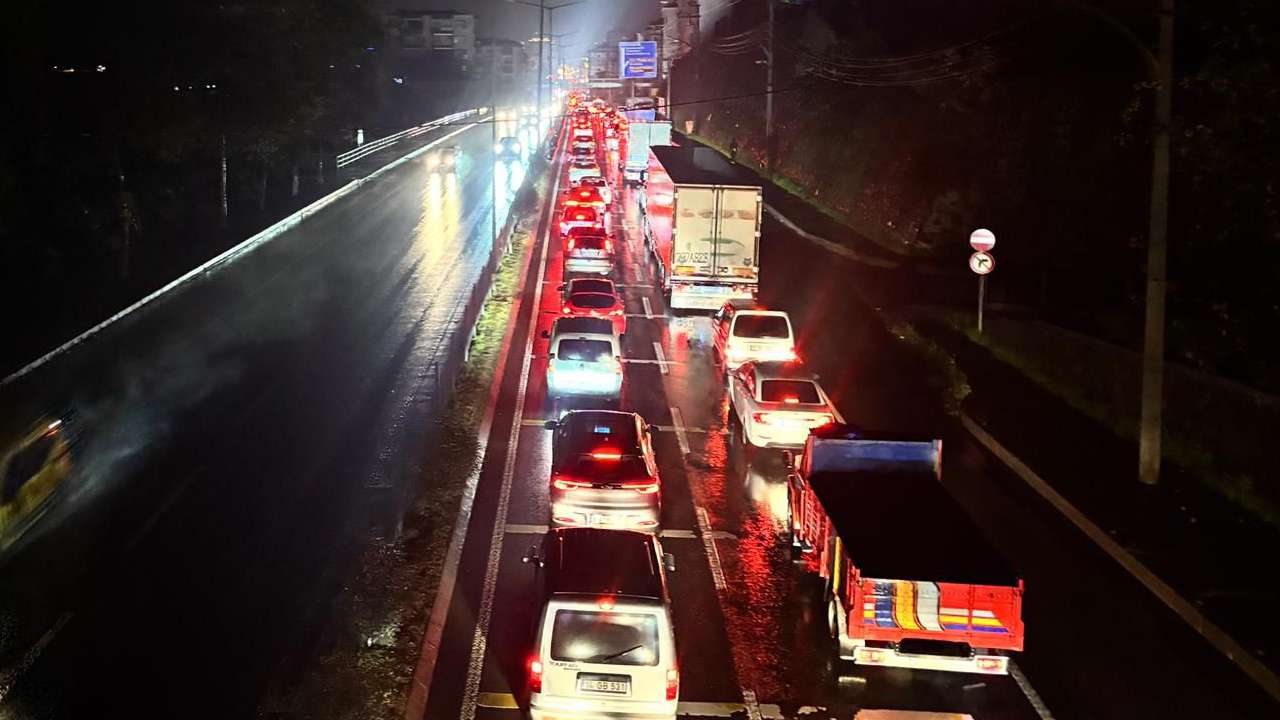Trabzon Akçaabat’ta akşam saatlerinde karanlığa büründü: Trafikte zor anlar yaşandı