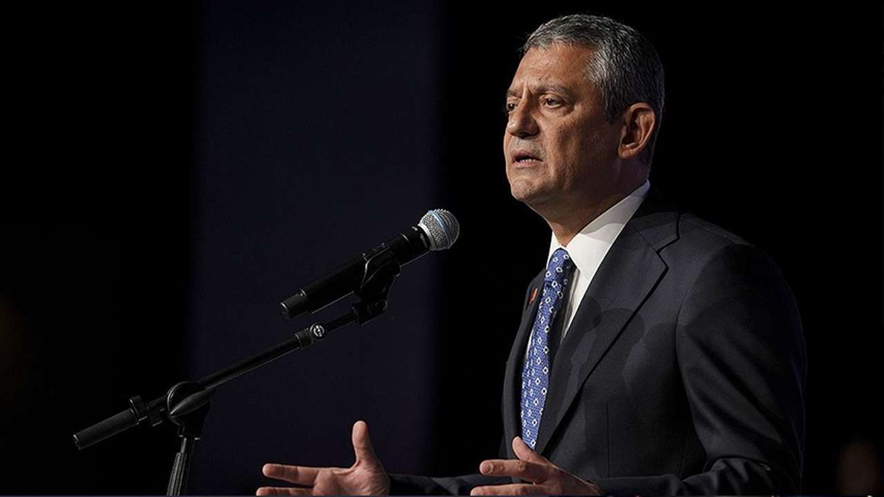 CHP Genel Başkanı Özel, Ortahisar Belediye Başkanı Ahmet Kaya’nın fırlattığı ruloları hatırlattı