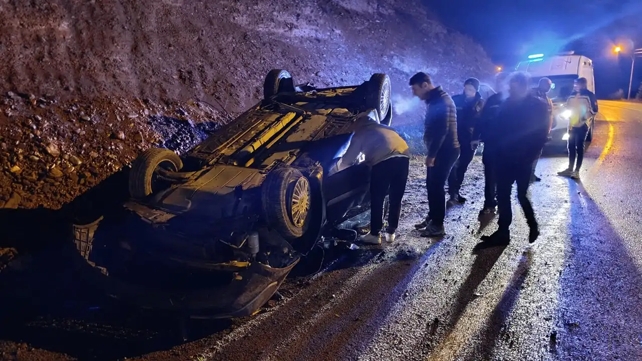 Gümüşhane-Trabzon yolunda kayalardan kaçtı: Otomobil ters döndü